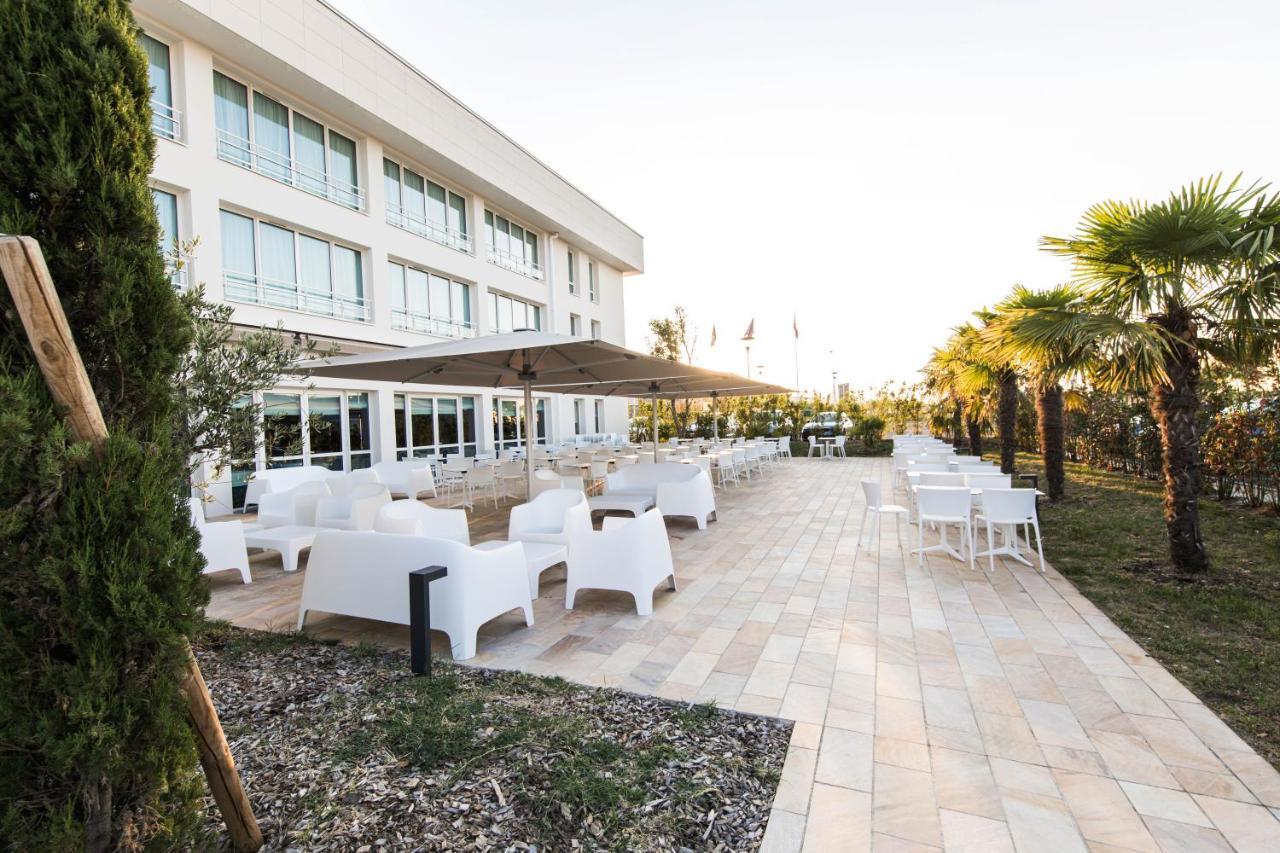 Westotel Tours Val De Loire La Ville-aux-Dames Ngoại thất bức ảnh